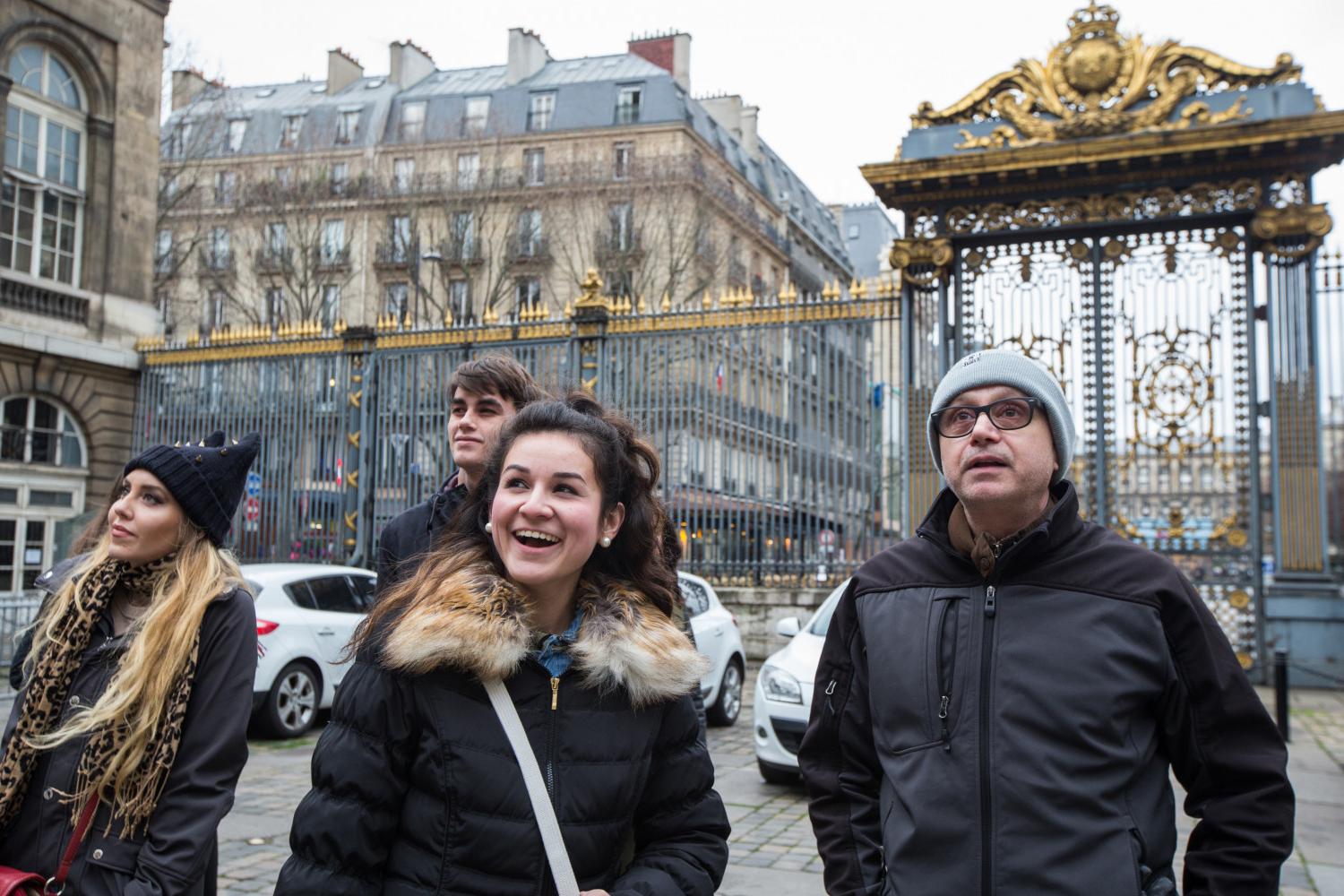 <a href='http://jrj.ytg.ngskmc-eis.net'>博彩网址大全</a> French Professor Pascal Rollet leads students on a study tour in Paris.